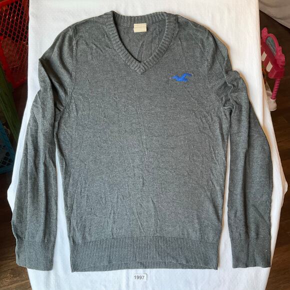 Hollister Men’s Long Sleeve V-neck Knit Sweater size M, Solid Gray - Picture 1 of 8
